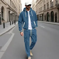 Nouvel ensemble décontracté pour homme, composé d'un sweat à capuche et d'un pantalon cargo. Poignets rayés pour un style streetwear sportif. 2