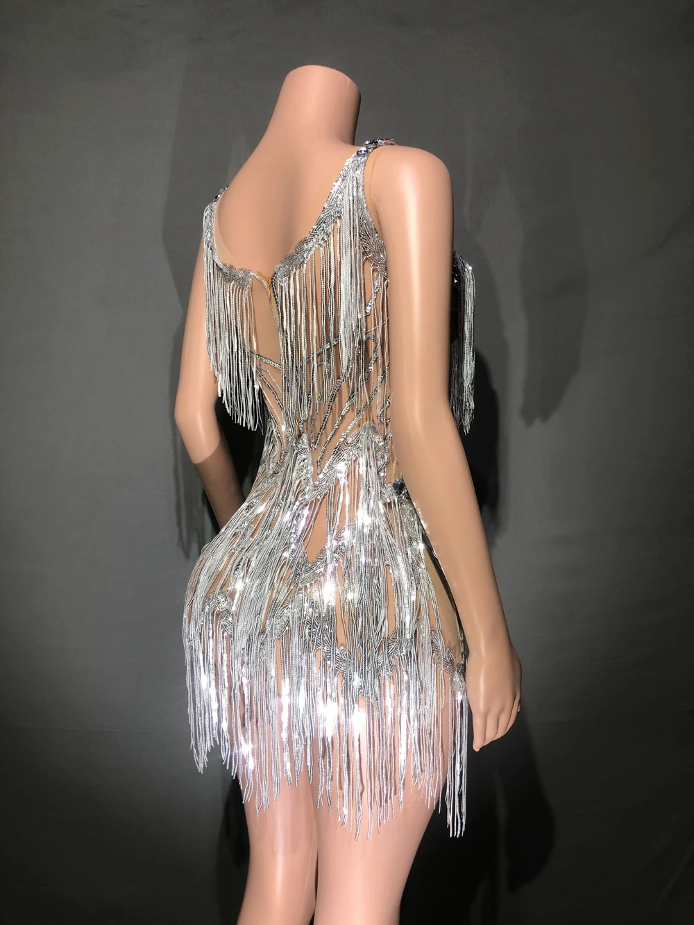 Vestido corto de lentejuelas con flecos y diamantes de imitación