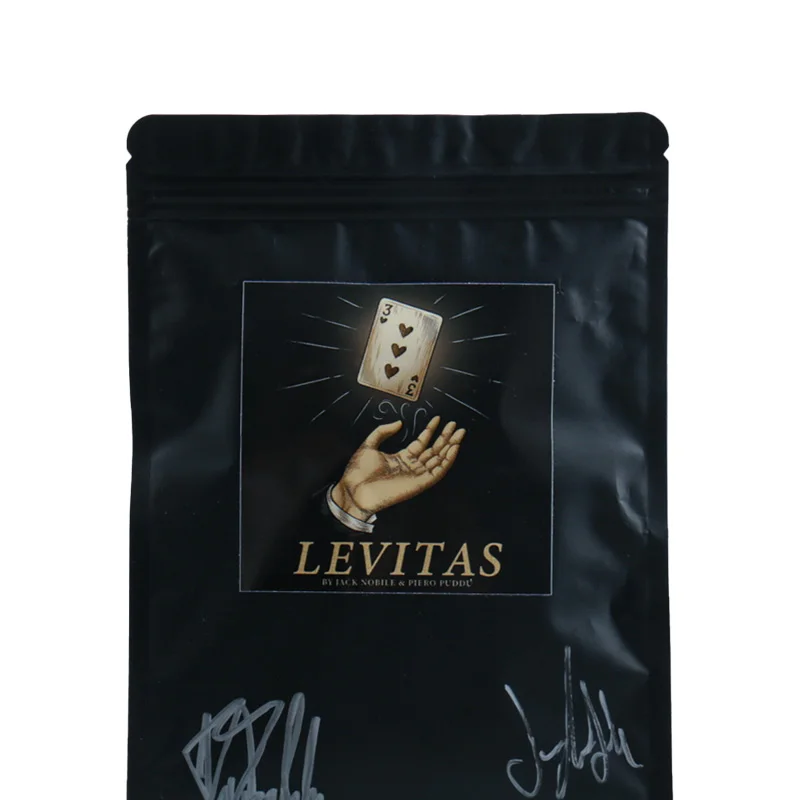 레비타스 블랙풀 컨벤션의 카드로 작동하는 공중에 떠 있는 물체 이동 효과는 관객들을 놀라게 했다. 무대 마술 트릭.