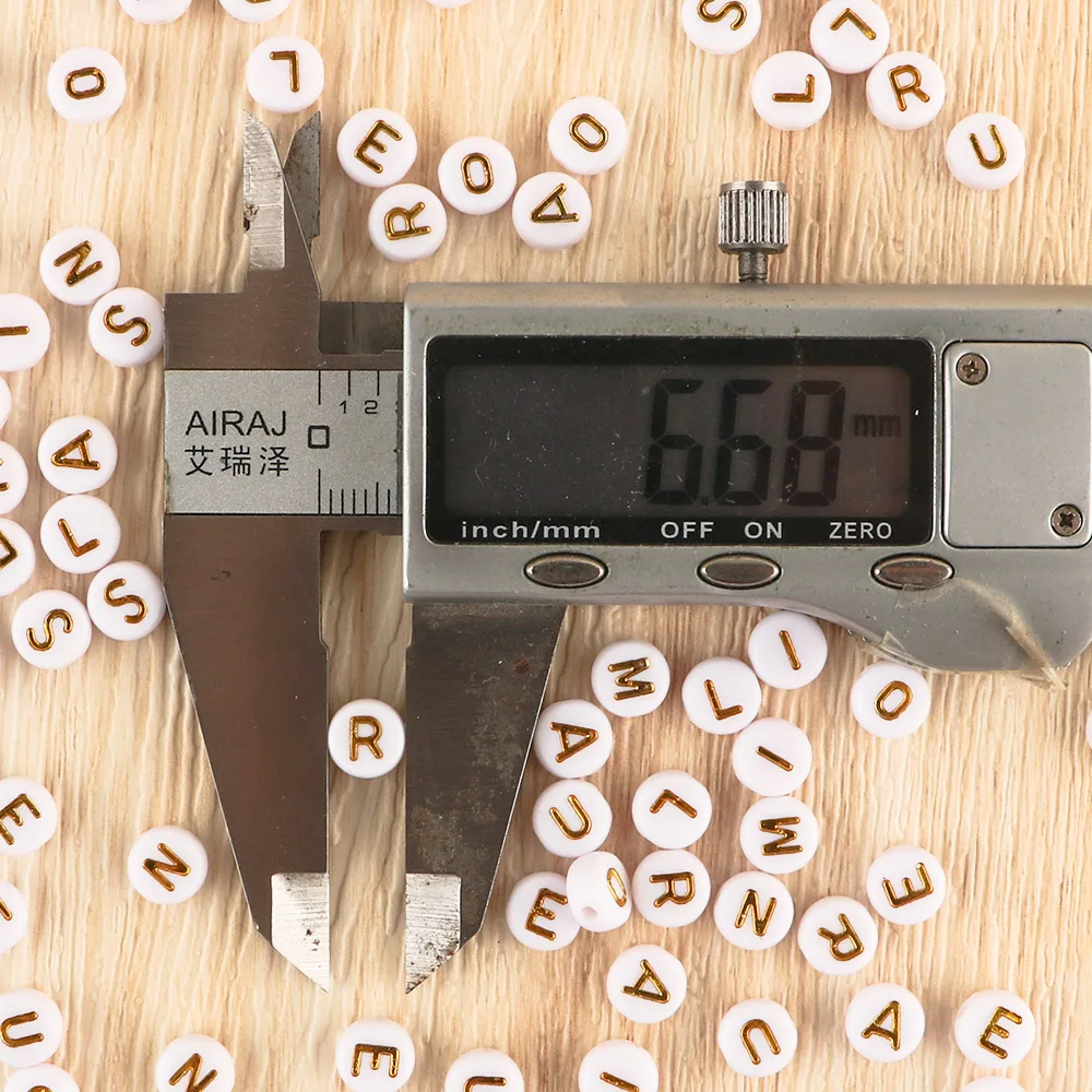 TOAOB 1315 stuks Alfabet Kralen 6 mm Acryl Cubes A tot Z Witte Kralen Zwarte Letters Letterkralen om te Rijgen voor DIY Maken Armbanden Kettingen Sieraden