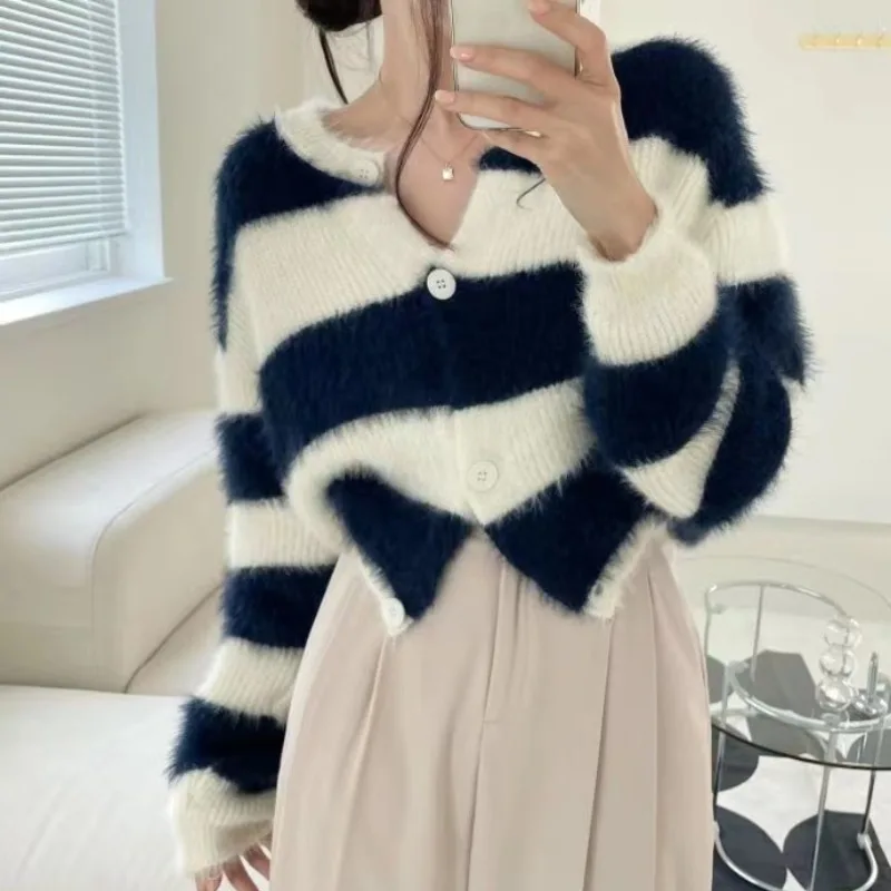 시크한 가을 겨울 부드럽고 아늑한 와이드 스트라이프 숏 스웨터 코트 디자인 감각 니치 오픈 가디건 탑 (젊은 여성용)