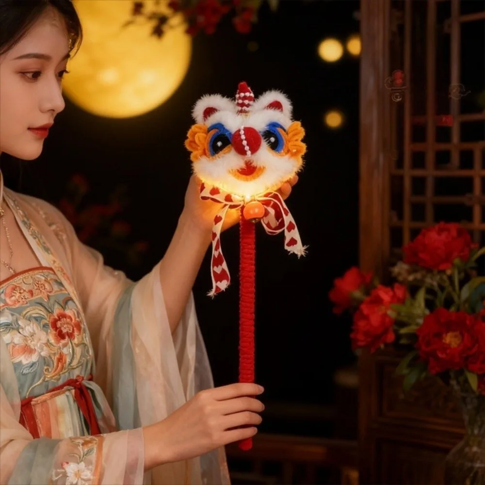 Handgehaltene Löwenlaterne im chinesischen Stil, traditionelle Dekoration, leuchtende Löwentanzlaterne, Plüschornamente, Neujahrslaternenornamente – Detail 12