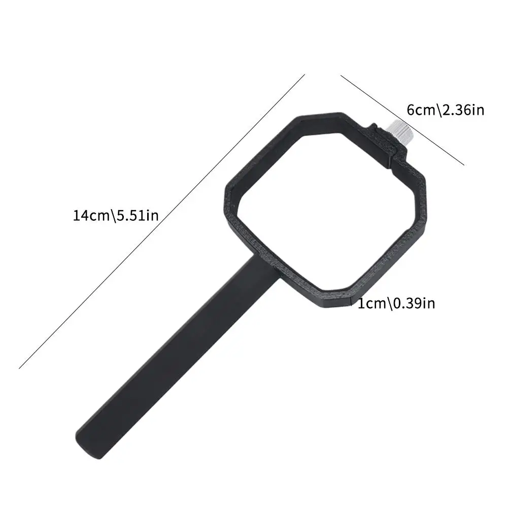 Main tenant le DJI Mini 5 Pro avec le support poignée, démontrant la stabilité et la protection offertes.