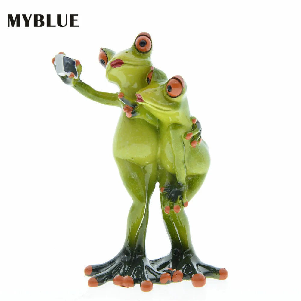 

MYBLUE Artificial Resin Frog Lover Couple Selfie Satue Home Decorative Figures Nordic Garden Statues