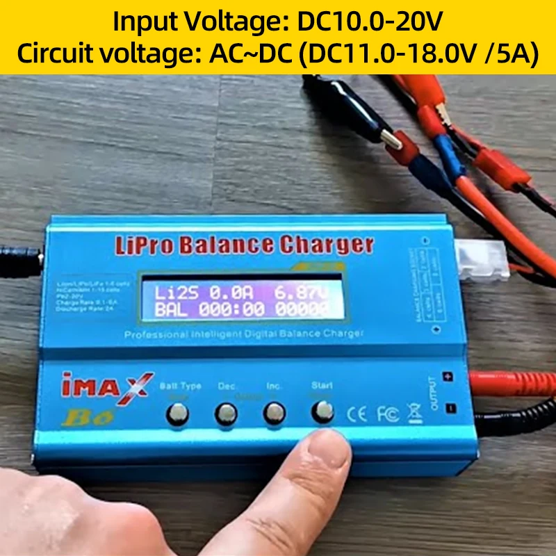 Alimentation 12V/5A branchée au chargeur Imax B6, prête à recharger des batteries de drones.