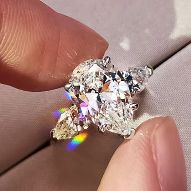 Huitan Luxus Kristall Wasser Tropfen CZ Ringe Frauen Vorschlag Engagement Ring Exquisite Hochzeitstag Geschenk Party Trendy Schmuck