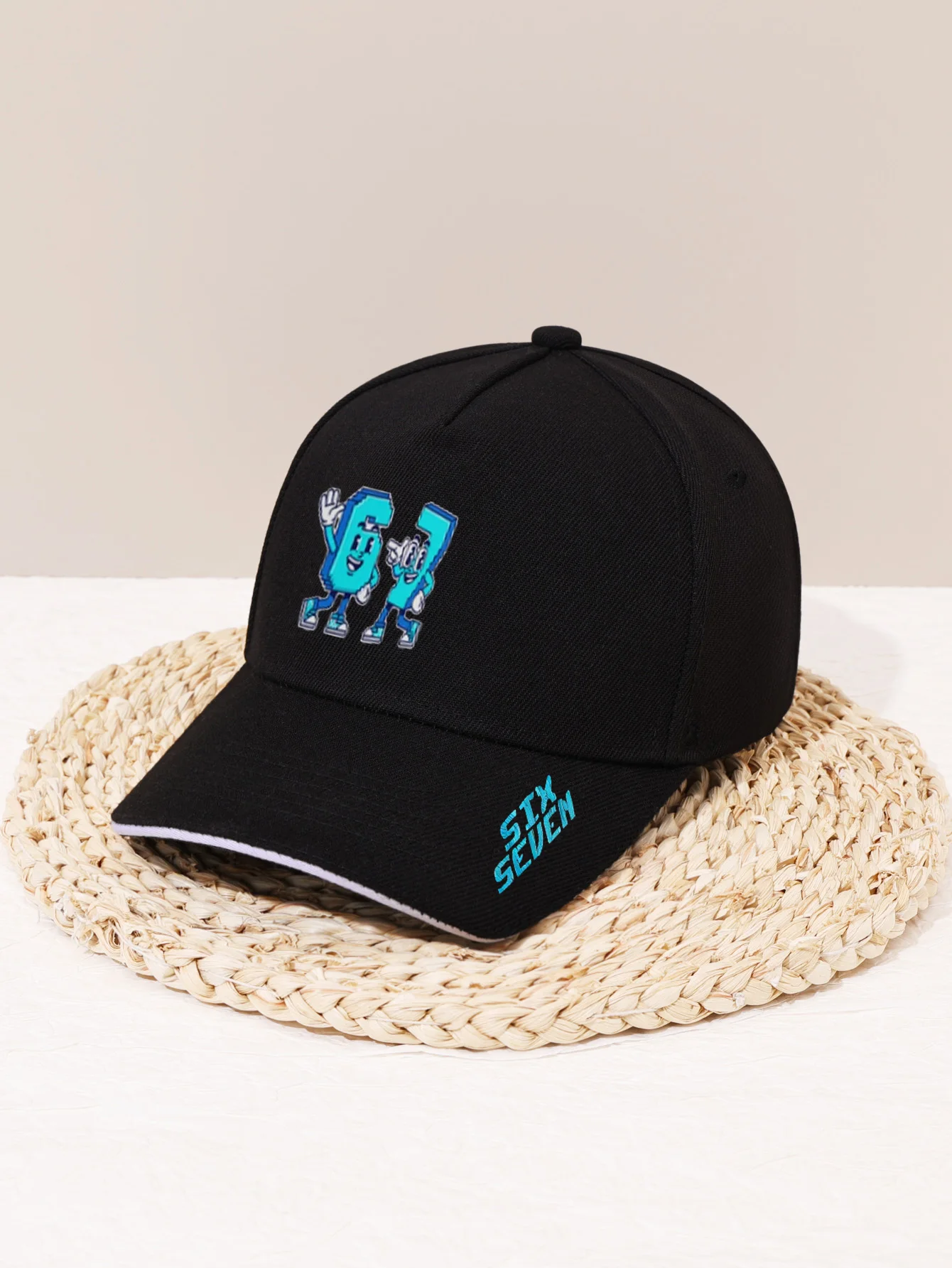 1 gorra de béisbol genial con estampado de dibujos animados de 67 píxeles! Fondo negro con etiqueta azul + transpirable y cómodo