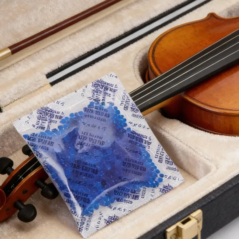 Gros plan sur un sachet de charbon actif pour masque anti-odeurs, texture granuleuse visible.
