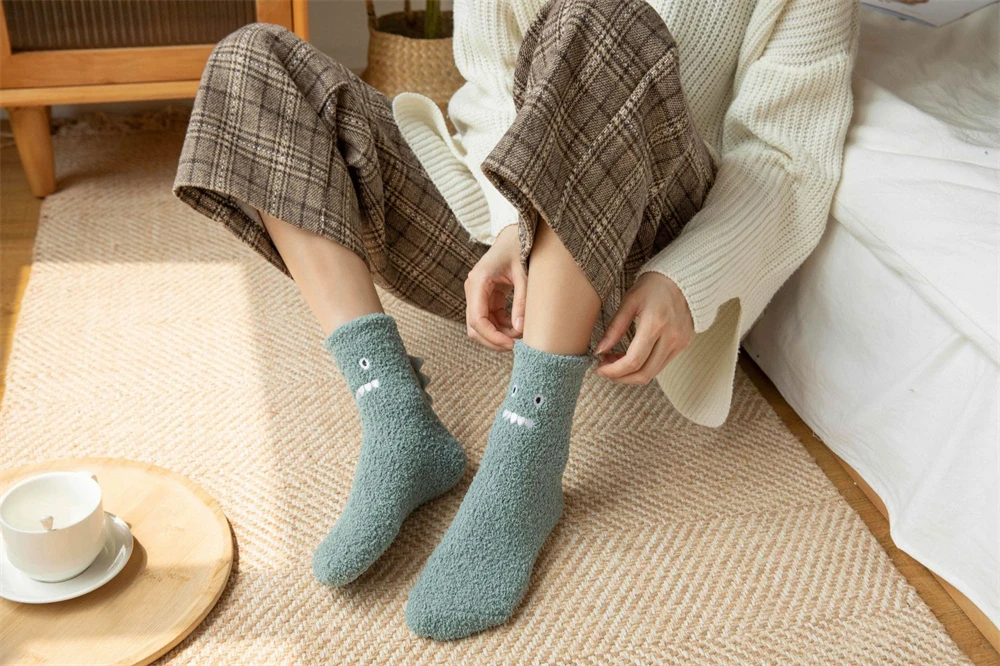 Neue Lustige 3D Kleine Dinosaurier Nette Monster Korallen Samt Socken Weihnachten Geschenk Warme Winter Thicking Boden Bett Schlafen Sokken Dropship – Detail 8