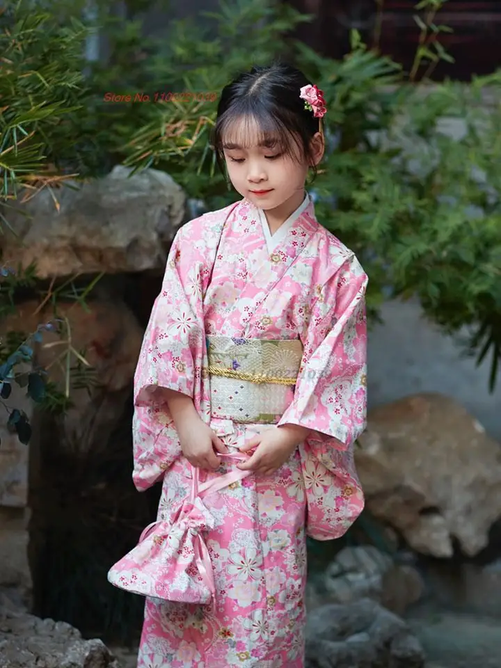 Kimono japonais à motif floral pour fille
