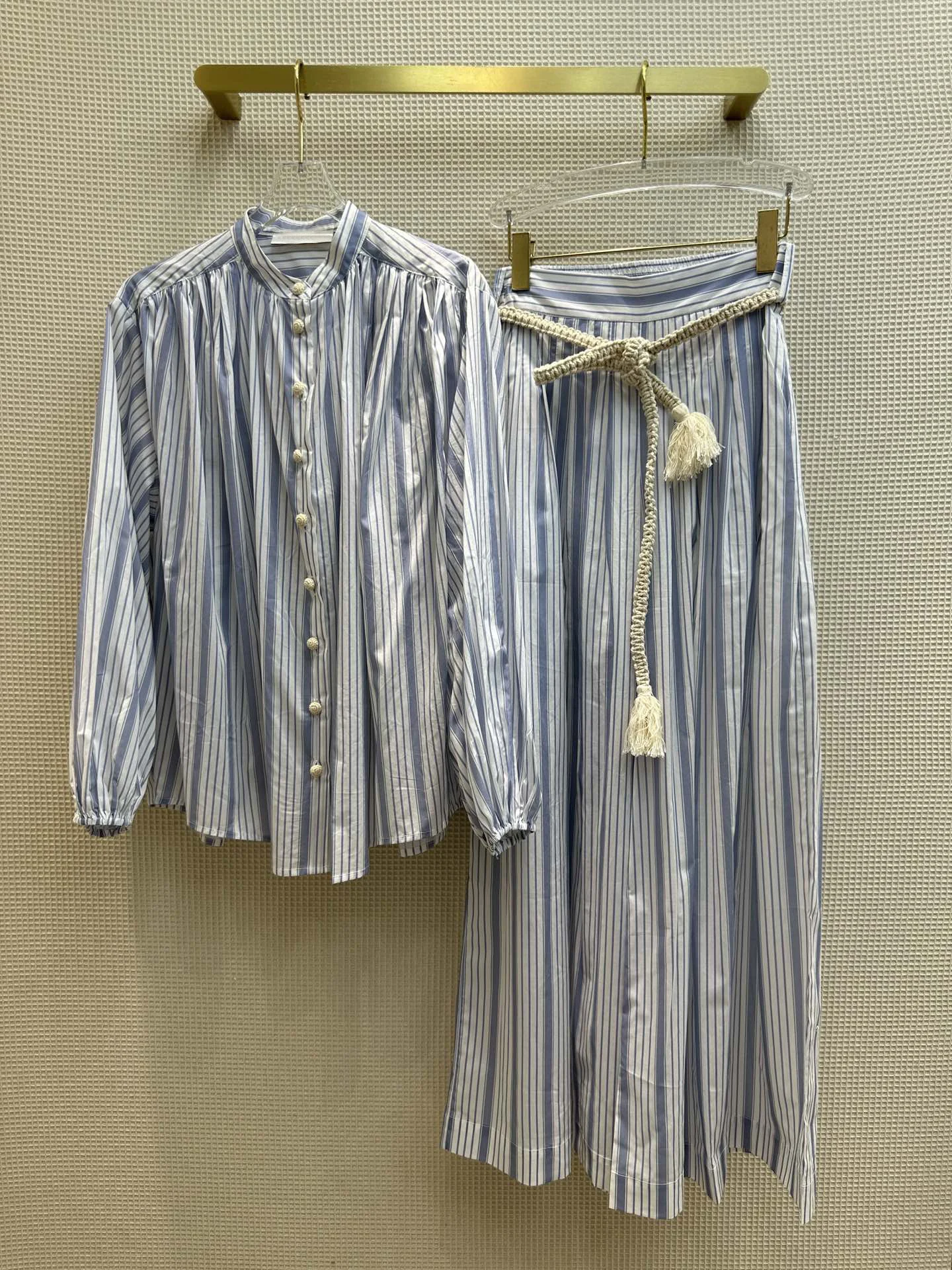 

2023 небольшая Свободная рубашка в Вертикальную Полоску с воротником-стойкой + свободные широкие брюки с ремнем из той же серии