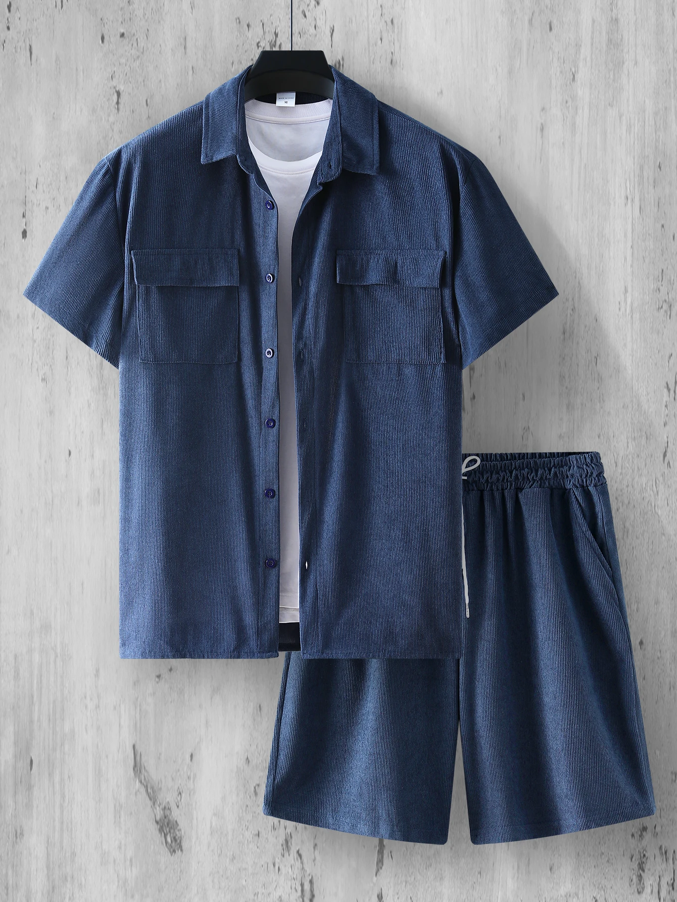 ملابس صيفية للشارع لعام 2025 مكونة من قطعتين قميص قصير بلون سادة طقم شورت قصير للرجال طقم عصري وثابت بأكمام قصيرة