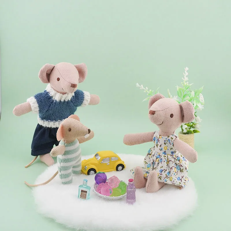 Miniature Mouse Dollhouse Figurines - Festive Decor & Perfect Gift Ornament (1:12 Scale, 5.9-inch)