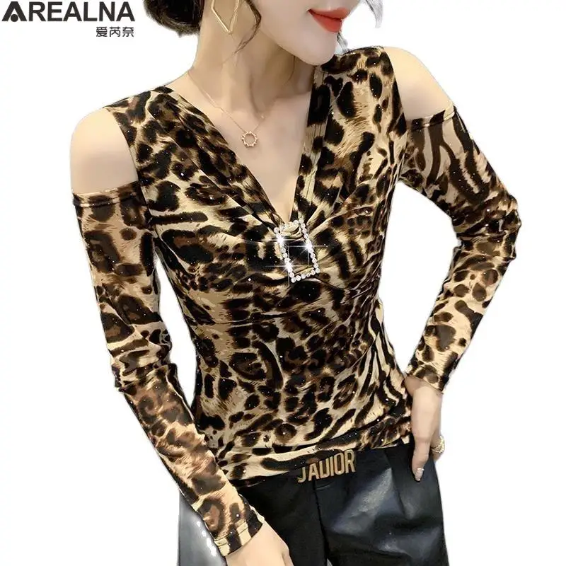 

Женская леопардовая блузка с длинным рукавом, V-образным вырезом и открытыми плечами
