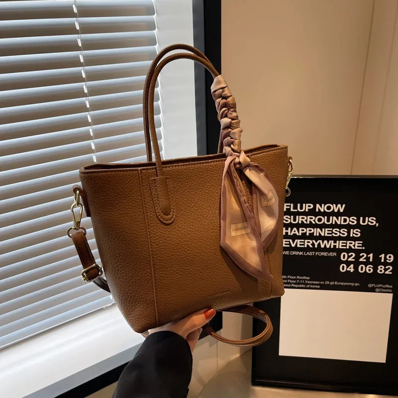 Large Capacity 2024 New Fashion High Sense Shoulder Solid Color Women Easy Matching Tote Commuting Large Bag