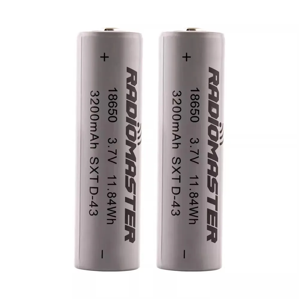 Batterie 18650 3200mAh pour Radiomaster TX12 TX16S, tenue en main pour montrer sa taille compacte.