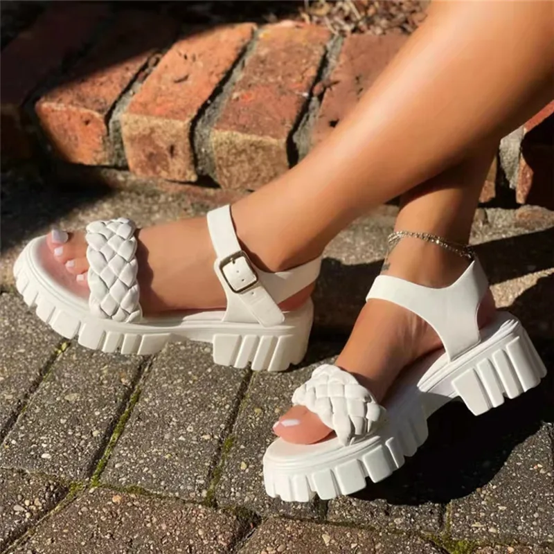 Women's Large Beach Sandals 2024 Summer New Women's Shoes 36-43 Trendy Thick Bottom Buckle Casual Versatile Fashion Design
