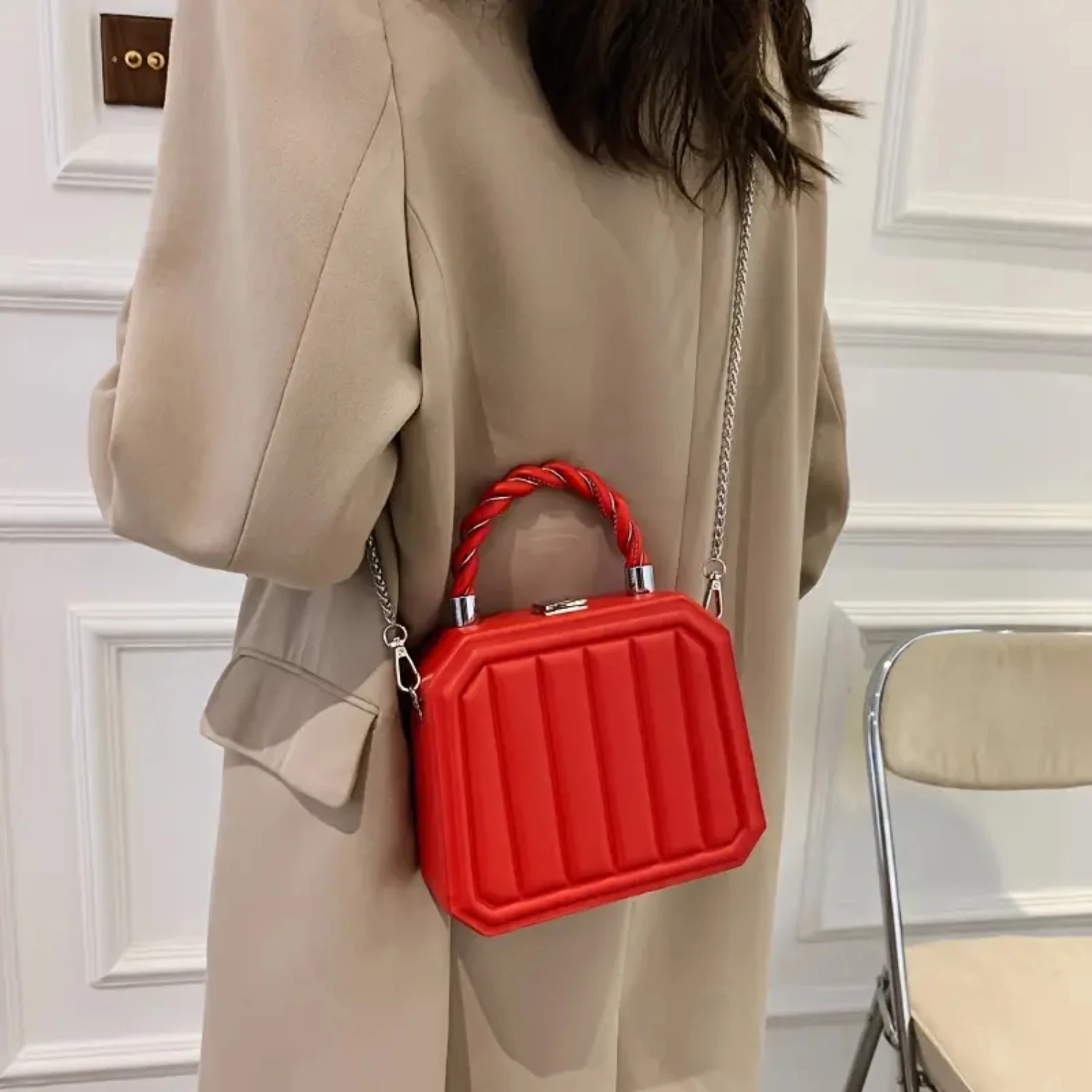 Fashionable Ladies' Trendy Solid Color Faux Leather Purse with Stylish Geometric Embossed Design and Chain Strap for Chic Look