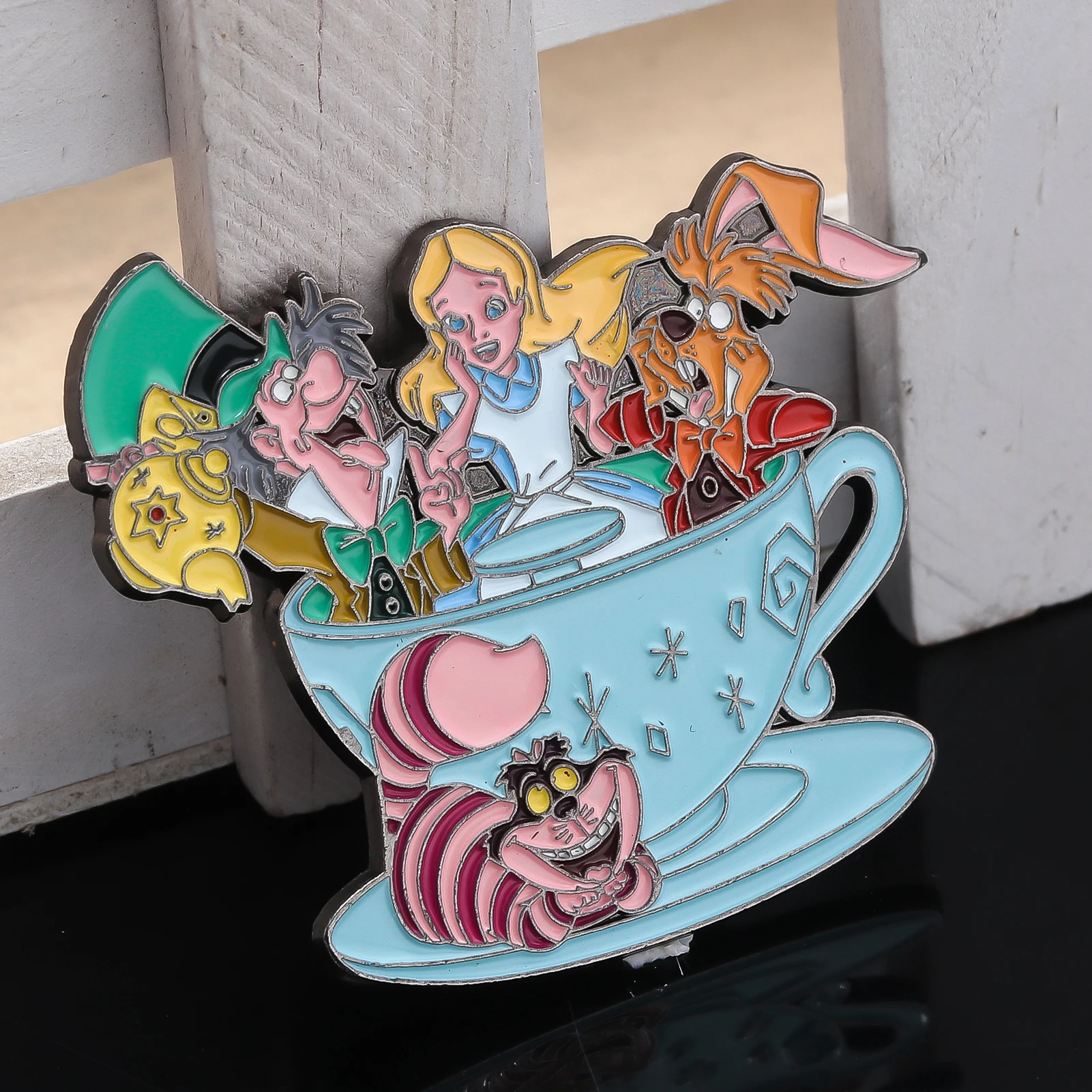 Traum Mädchen Tee tasse Brosche niedlichen Cartoon mr. weißes Kaninchen verrückt Hutmacher Cheshire Katze Tier Pin Emotion Abzeichen für Frauen Männer Geschenke – Detail 6