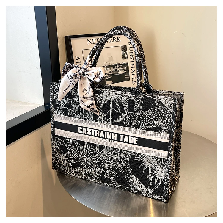 Carauana tote bag lifestyle photo