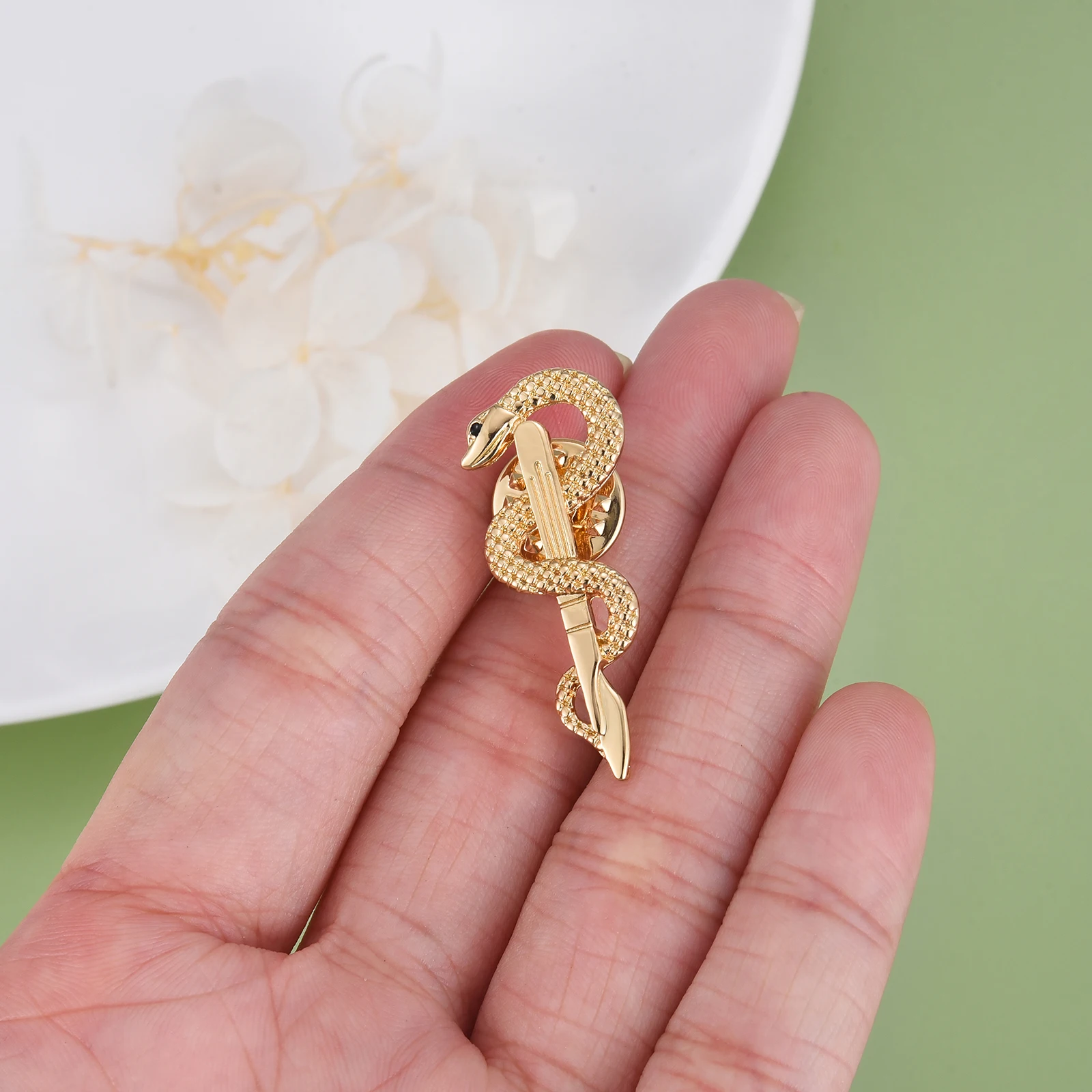 Dcarzz Asclepius Medical Caduceus Broschen Stifte für Arzt Krankens ch wester Skalpell Revers Abzeichen Medizin Schmuck Geschenk – Detail 1