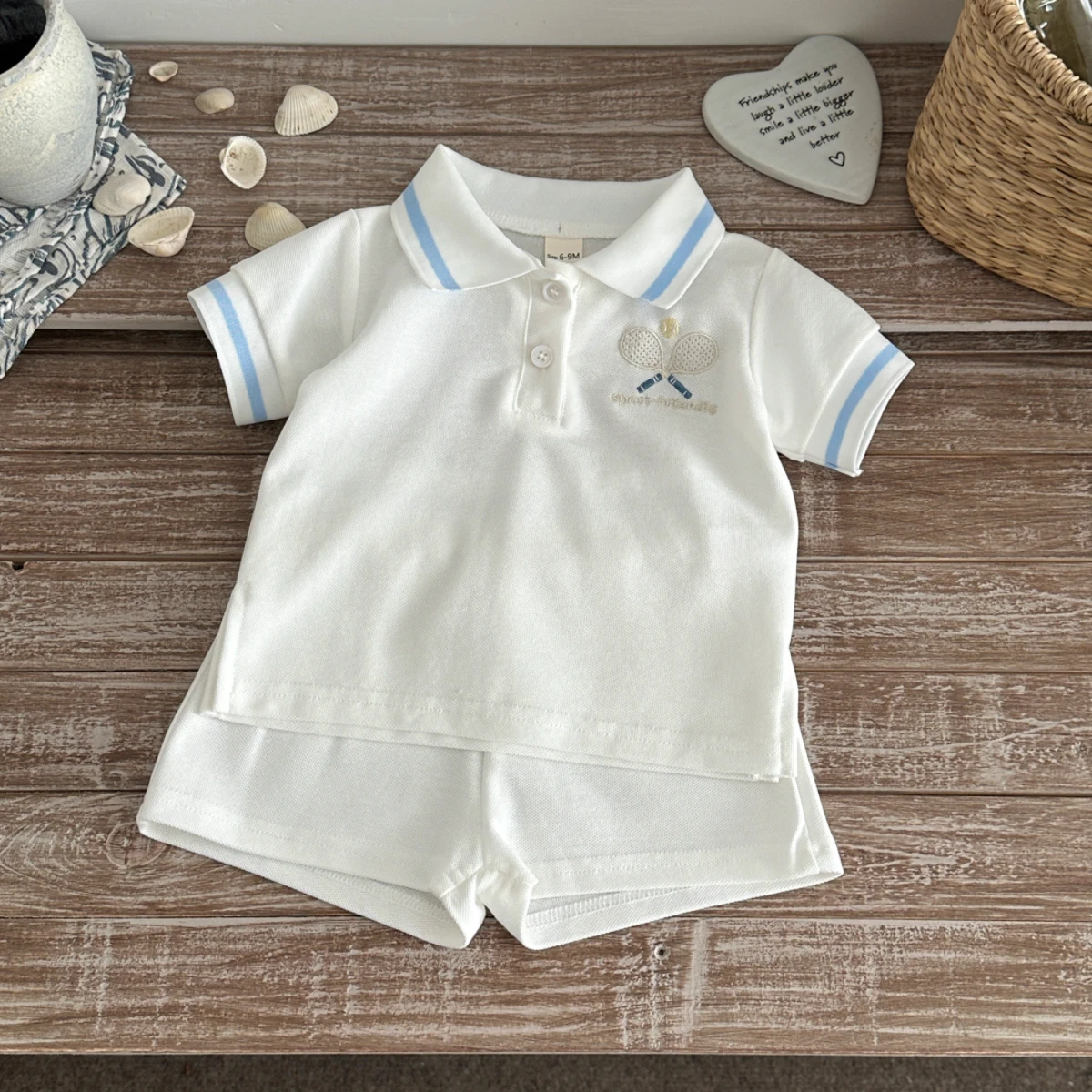 Zweiteiliges Set für Babys: Sommerliches Kurzarm-Oberteil mit Schläger-Stickerei + Shorts. Sportliches Stilset. Geeignet für 0-3 Jahre – Detail 4