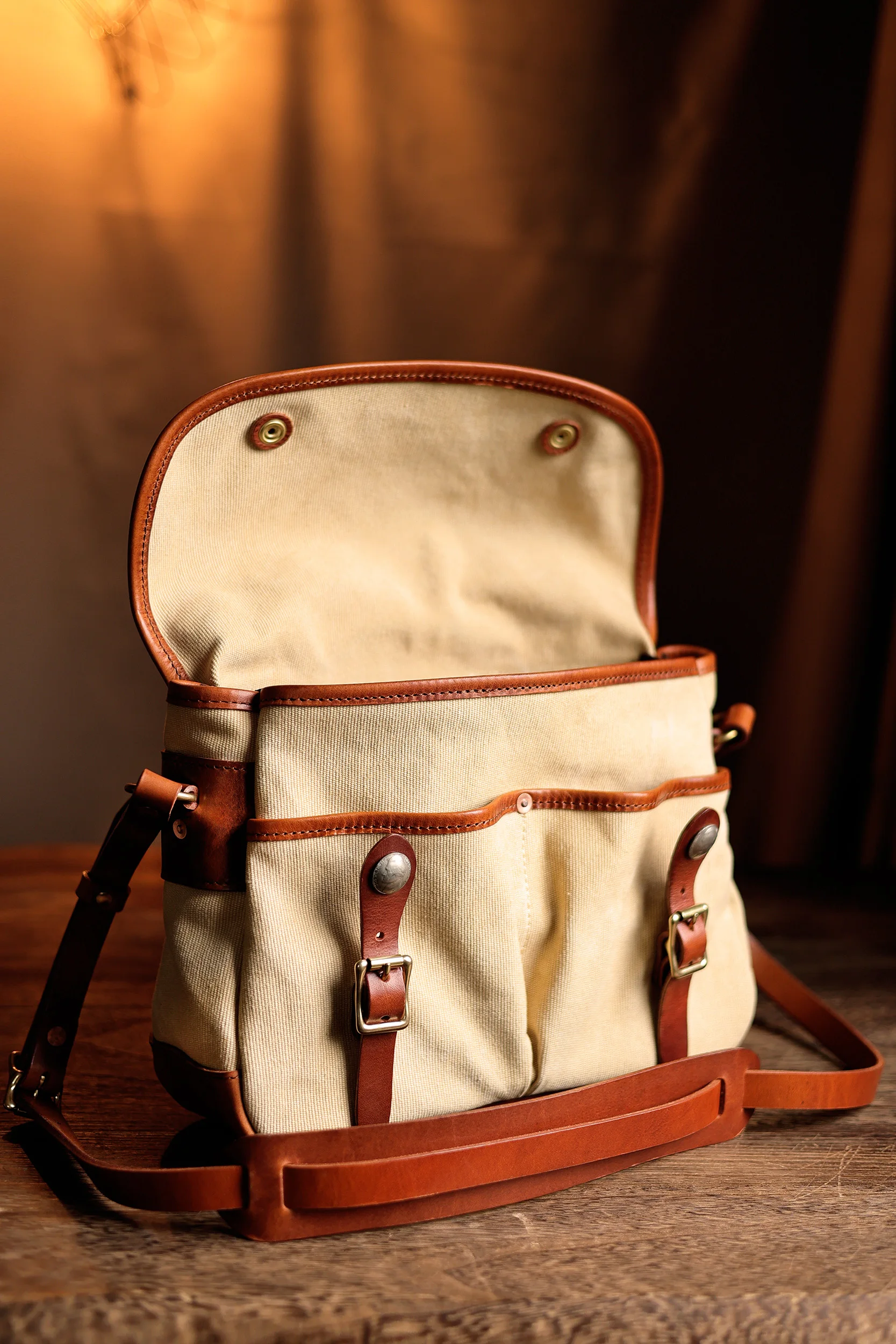 PNDME Vintage handgemachte hochwertige Leinwand erste Schicht Leder Herren Umhängetasche Outdoor-Reisen Luxus Tabletten Umhängetasche – Detail 13