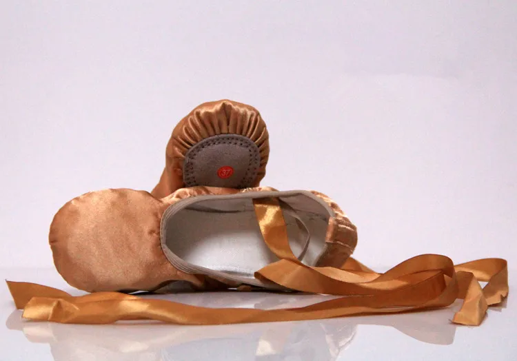 New 2024 Ballet Dance Shoes Flats Designer Soft Lace Up Satin Ballerina Knot Ribbon Dancing Women