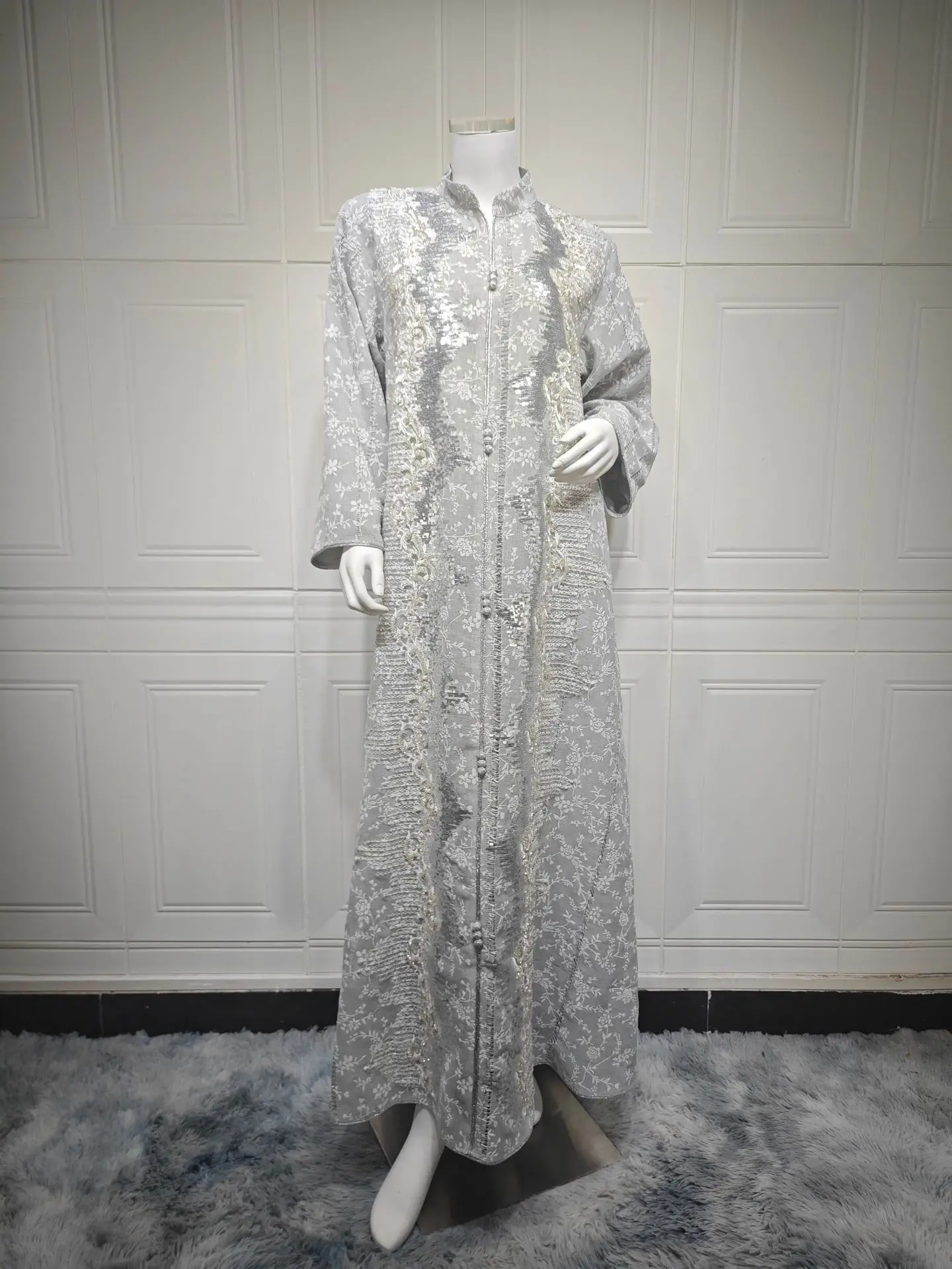 جلابية طويلة بتفاصيل لامعة وقصة واسعة