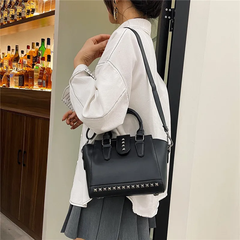 Vintage Rivet Bag 2023 New Women's Shoulder Bag Crossbody Bag Metal Base Smiling Face Bag Large Capacity Handbag Shell Bag