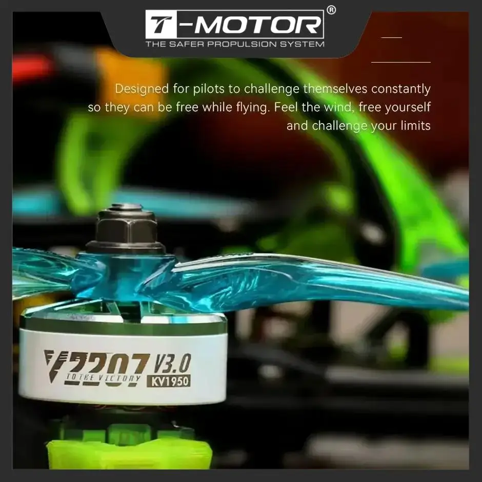 Moteurs brushless V2207 V3 pour drone FPV course, montrant les pales et le stator interne.