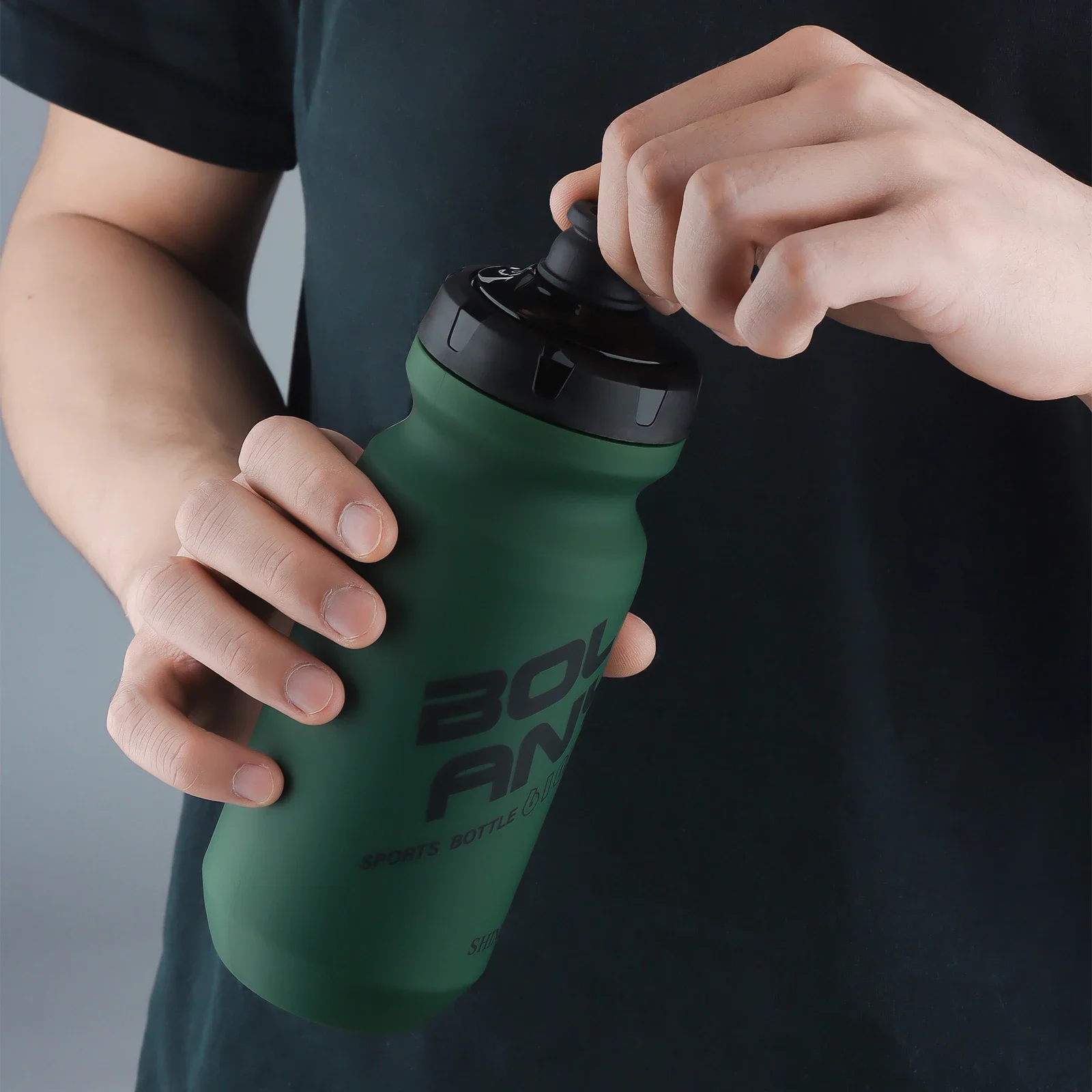 Bicycle Water Bottle Sports Bottle Rubber Paint Plastic Portable Squeeze Drinking Outdoor Kettle Cycling Supplies 610ML
