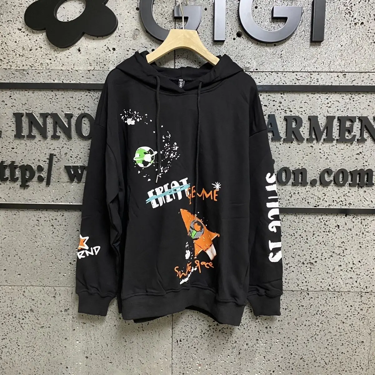 Harajuku High Quality Black Planet Graffiti Print Men's and Women's Hoodie Y2k Clothing Street Sportswear Anime Oversized Hoodie broken planet hoodie planet alphabet sweatshirt purple 1 1 top quality foam print sportswear set eu size xs xl