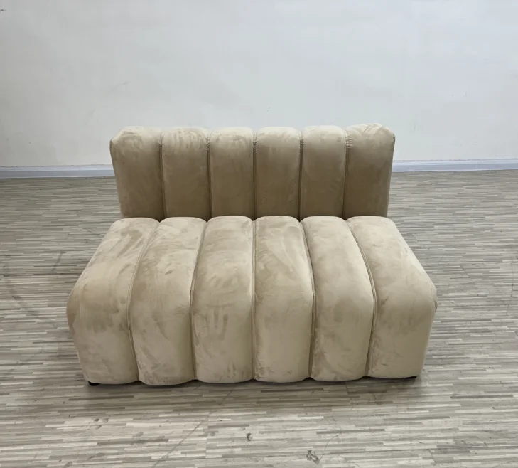 

High End Customized Shape Tufted Bench Velvet Fabric Restaurant Cafe Shop Booth Seating Sofa