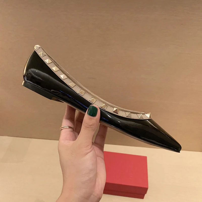 Lacquer Leather Pointed Flat shoes Women 2024 Trend Black Shallow Mouth Temperament Rivet Fashion Girl Flat Sole Single Shoes