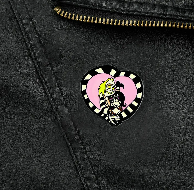 

Эмалированная брошь Lydia в форме сердца, червя, готический значок, брошь для сумки, рубашки, лацкана, пряжка, украшение в стиле панк, подарок для друзей, влюбленных