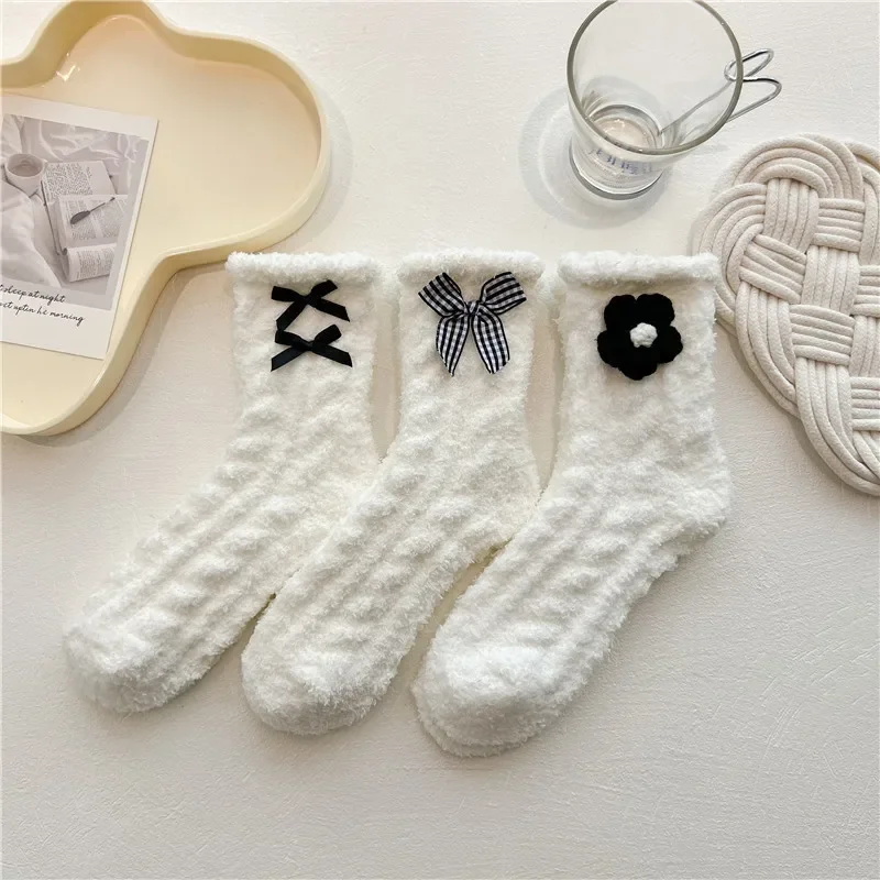 Frauen Nette Fuzzy Socken Weiß Schwarz Winter Warme Fleece Kawaii Blume Bowknot Flauschigen Socken Mode Verdicken Hause Boden Schlaf Socke – Detail 2