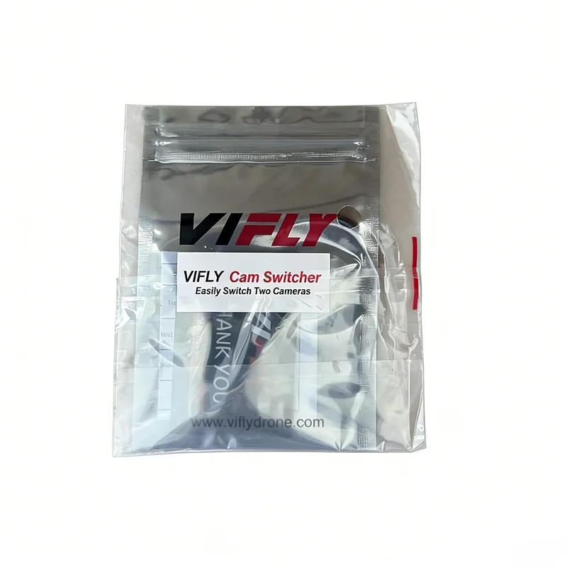Gros plan sur le VIFLY Cam Switcher montrant ses connecteurs et son poids plume de 0.5g