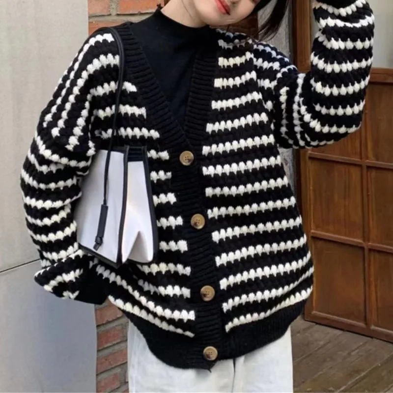 

2023 Autumn and Winter Women's V-neck Button Printing Patchwork Loose Sweater Cardigan Fashion Casual Elegant Long Sleeve Tops
