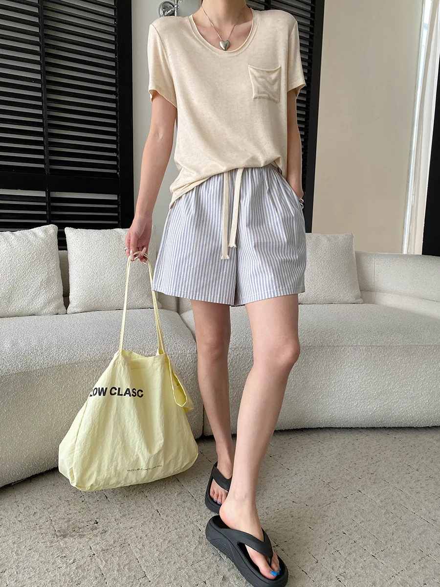 Sommerliches Damen-T-Shirt mit Rundhalsausschnitt, Tasche und lockeren kurzen Ärmeln – Detail 3