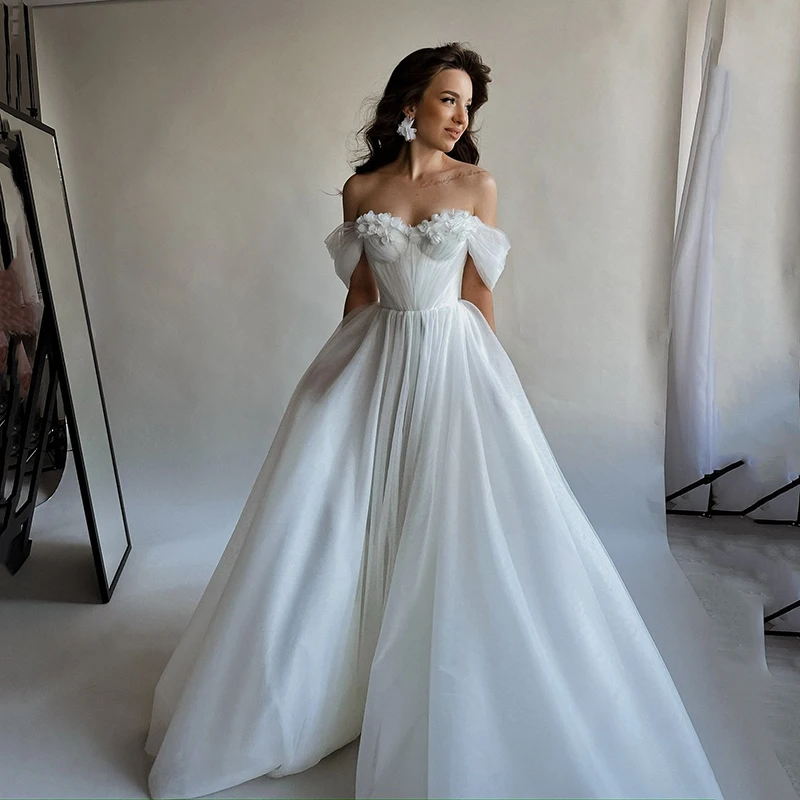 Eightree presents an exquisite White Wedding Dress featuring a Strapless Design with a Split Detail for the modern bride.
