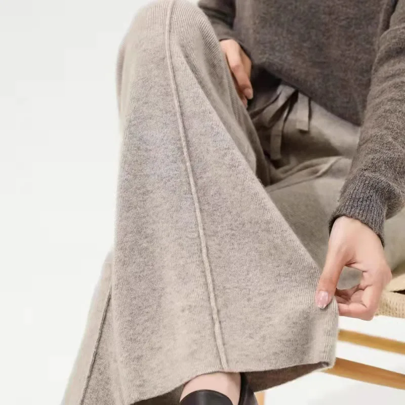 i-pantaloni-a-gamba-larga-in-lana-di-cashmere-per-le-donne-indossano-pantaloni-lavorati-a-maglia-a-vita-alta-all'esterno-del-tubo-verticale-spesso