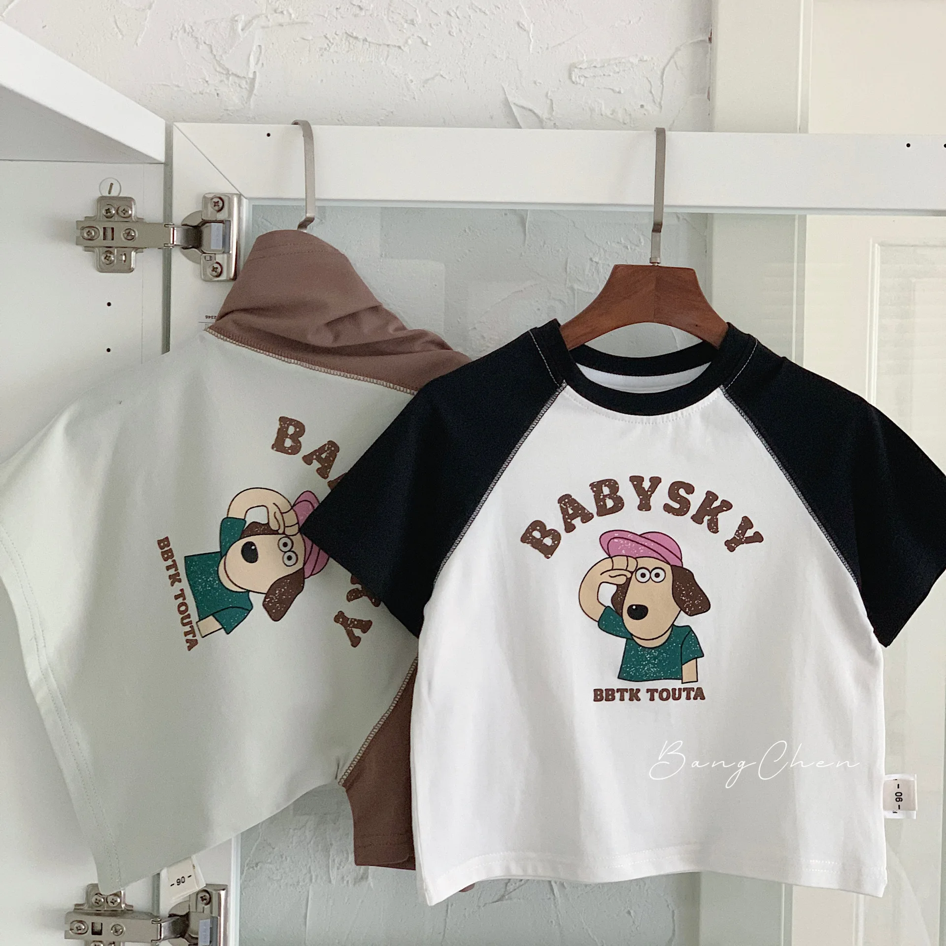 

Летняя футболка Ins для маленьких мальчиков, с коротким рукавом, с мультяшными собаками, с надписью, для улицы, для маленьких мальчиков, муслиновые топы для малышей