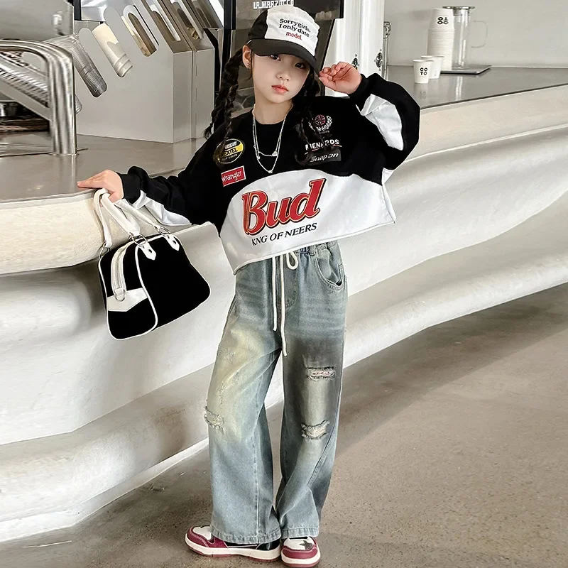 

Модный весенний джазовый комплект для девочек, новинка 2024, модный спортивный и удобный комплект, уличная трендовая футболка, джинсы, две штуки