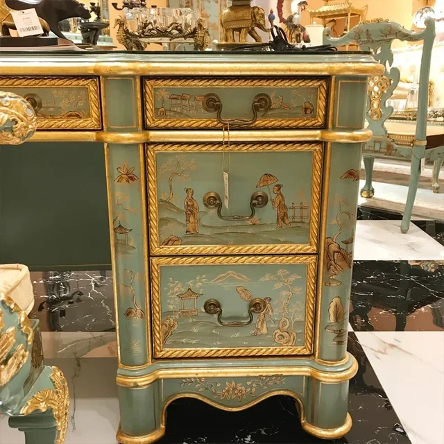 손으로 새겨진 금 그림으로 객실을 럭셔리와 우아함으로 격상하세요.