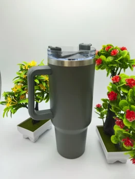 Tazza con cannuccia isolata in acciaio inossidabile da 40 once con manico portatile e tazza per auto. 1