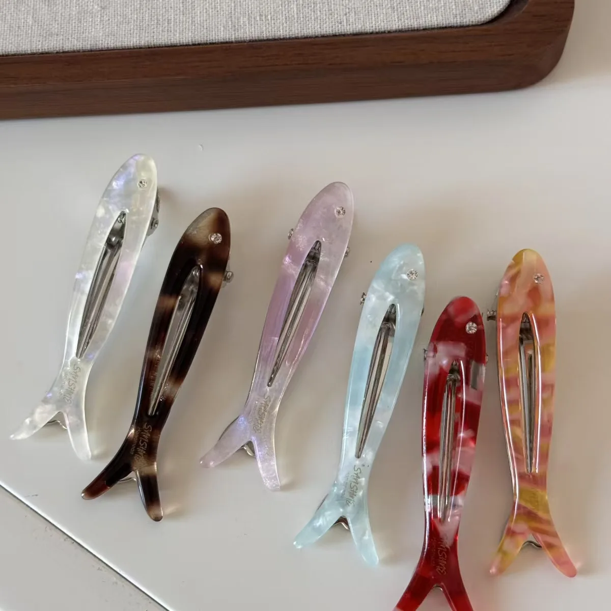 Essigsäure-Muster Kleiner Fisch Niedliche Haarspange Y2K Süße und Coole Fransen-Haarspange Kantenclip Kurzhaar-Haarspange Entenschnabel-Clip Haar-Accessoire – Detail 3