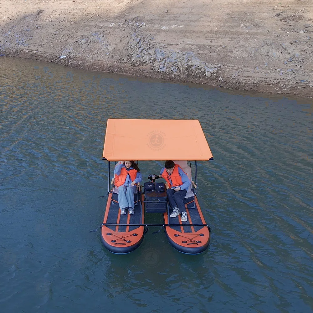 Bateau RC gonflable SUP avec moteur trolling, planches et chaises prêtes à l'emploi.