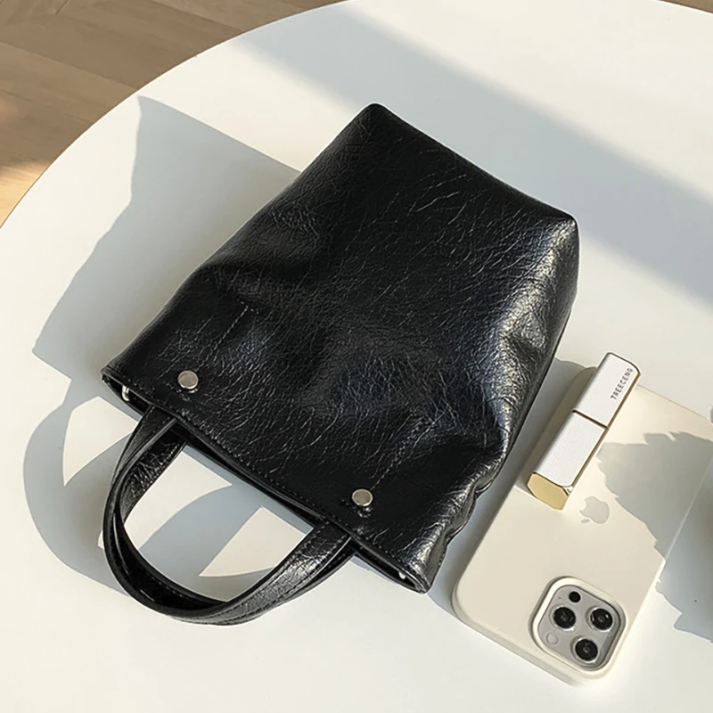 thumbnail image 1 of Bolsos de cubo casuales para mujer, bolsos y carteras de diseñador de lujo, novedad de 2023, bolso de hombro con decoración de remaches y asa superior de cuero PU, 1 of 5