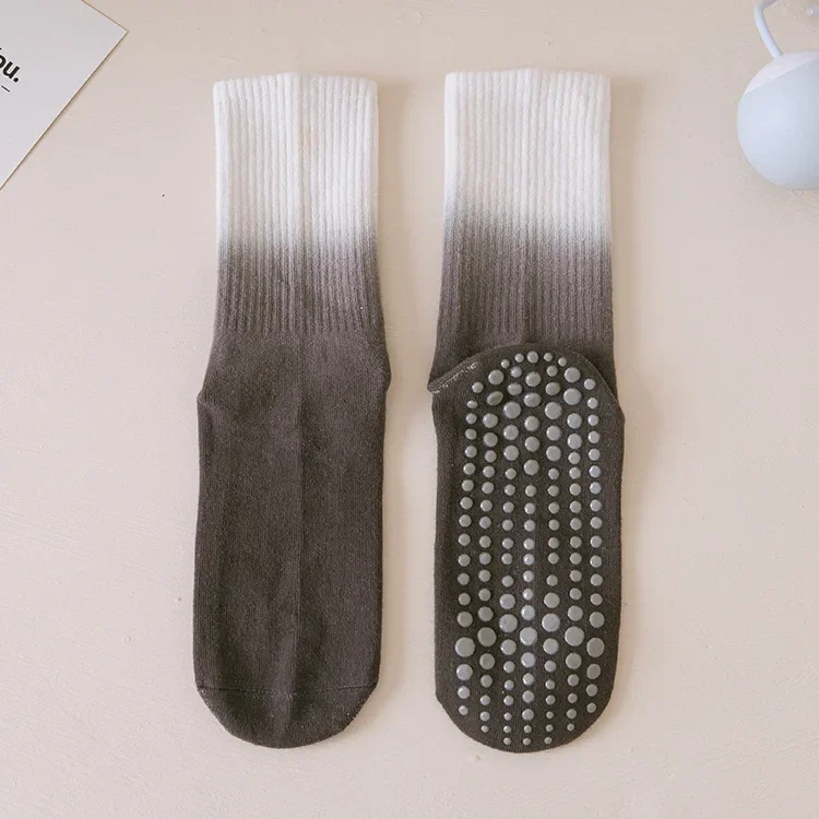 Yeni moda basit degrade orta buzağı Yoga çorap Yoga çorap kadın büyük boy kaymaz spor çorapları kapalı dans spor çorap